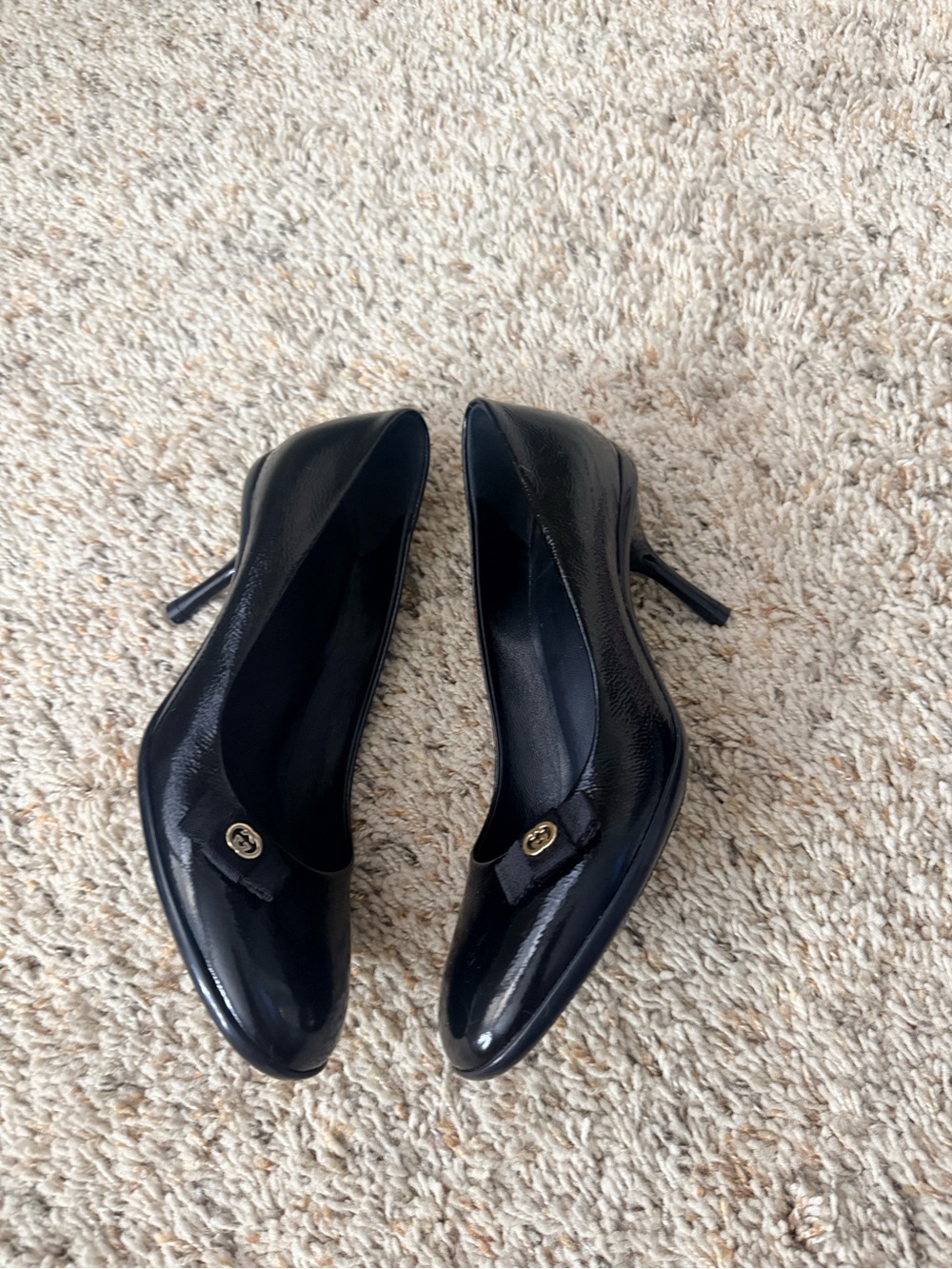 Gucci Black Patent Leather Round-Toe Pumps with Logo Buckle - Picture 2 of 6